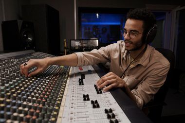 what does a sound engineer do in the music industry