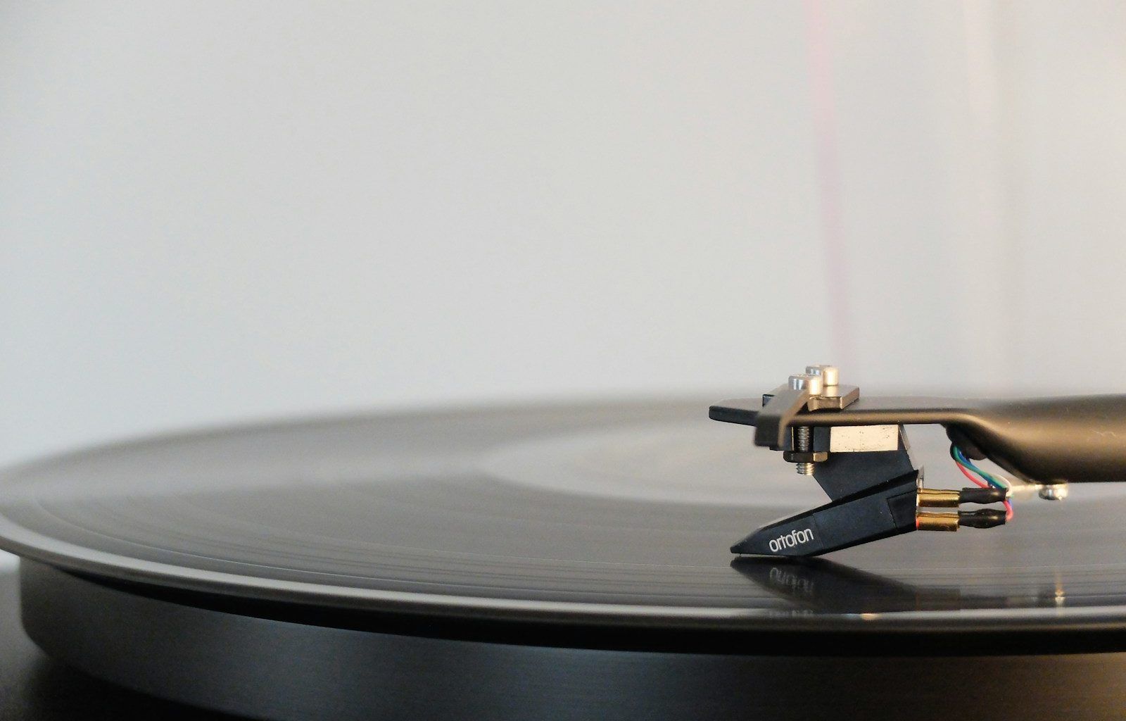 round black vinyl disc on vinyl player