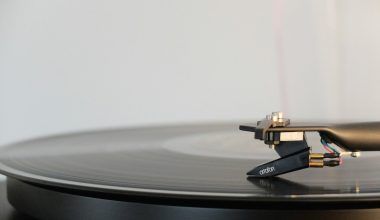 round black vinyl disc on vinyl player