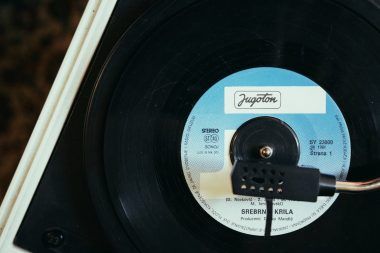 how to find a record label