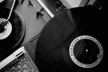 how to get signed by a record label